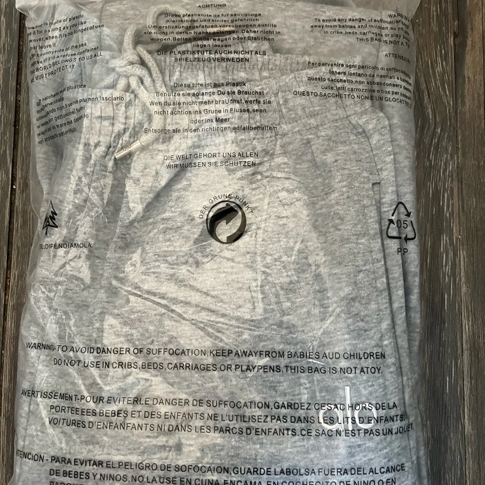 Alo Yoga Gray Men’s Quarter Zip Set Size Medium